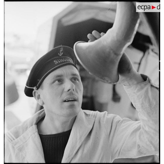 Portrait d'un marin recevant des ordres par tube acoustique à bord du torpilleur Simoun.