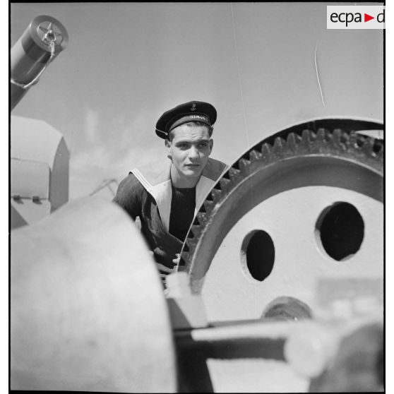 Marin actionnant un treuil à bord du torpilleur Simoun.