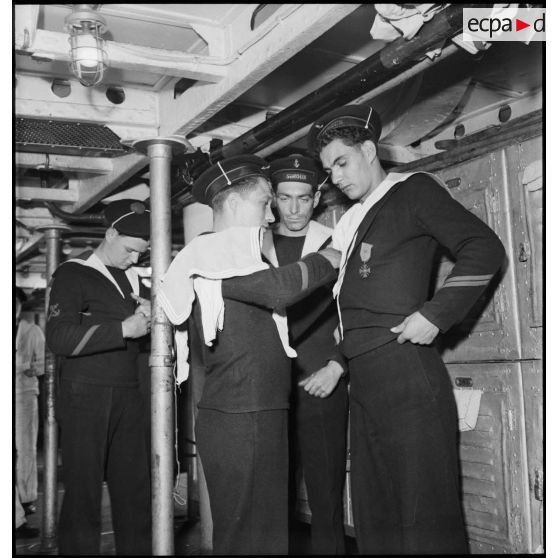 Marins du torpilleur Simoun se préparant à descendre à terre.