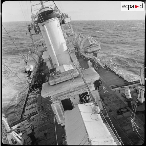 Vue du torpilleur Simoun, depuis la passerelle, naviguant sur une mer agitée.