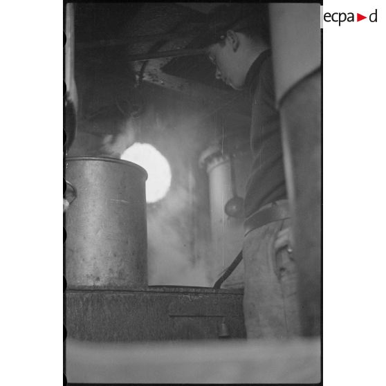 Marin cuisinier aux fourneaux.