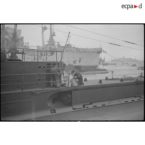 Une corvée de pommes de terre sur le pont d'un sous-marin.
