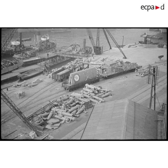 Matériel aéronautique sur un quai, destiné aux Alliés et  provenant probablement des Etats-Unis.