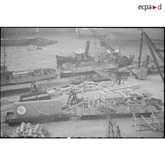 Matériel aéronautique sur un quai, provenant probablement des Etats-Unis.