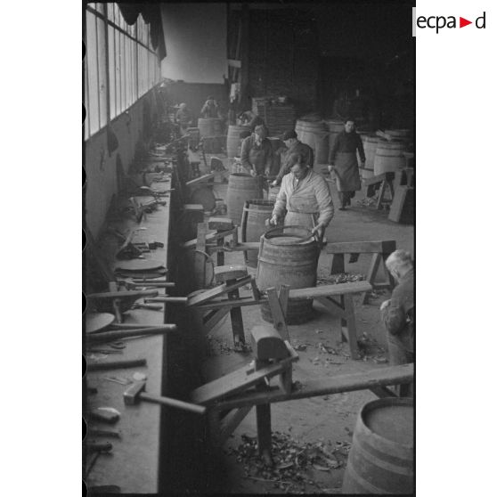 Des ouvriers fabriquent des tonneaux à la section des liquides de l'arsenal de Brest.