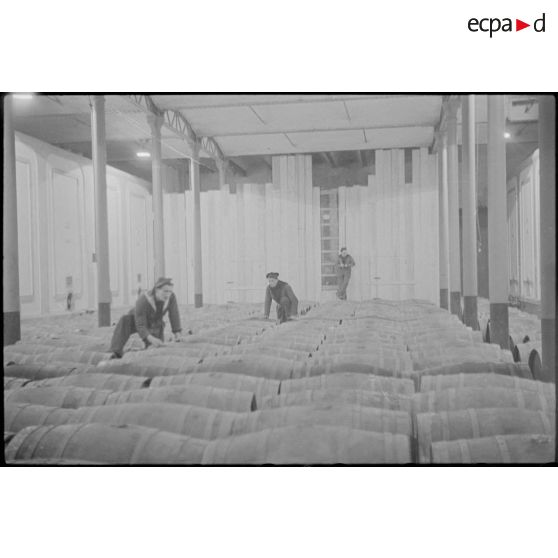Stockage de tonneaux destinés aux navires de l'escadre en rade de Brest.