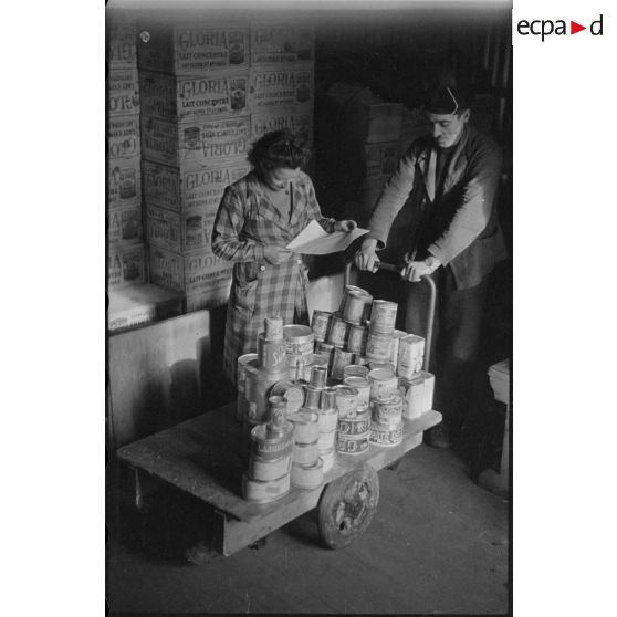 Conserves destinées aux navires d'une escadre mouillant au large.