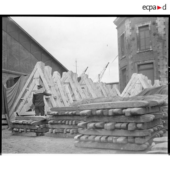 Matériel en provenance des Etats-Unis déchargé dans un port.