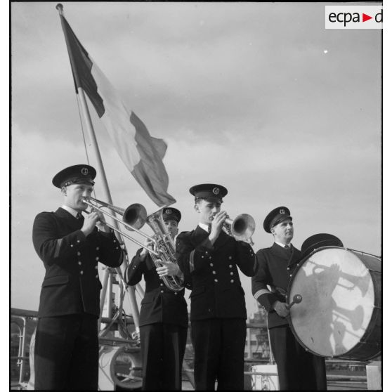 Fanfare à bord du cuirassé Dunkerque sur la plage arrière du navire.
