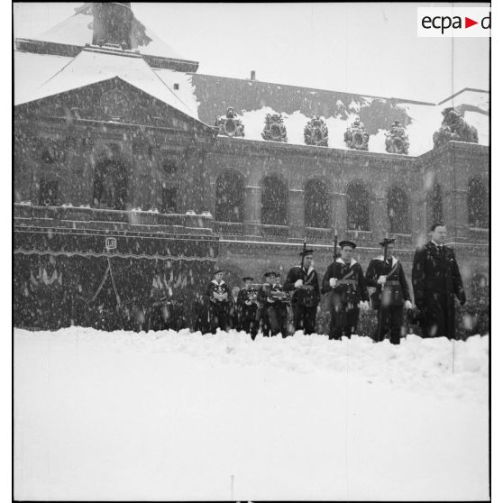 Le cortège funèbre accompagnant la dépouille du vice-amiral Le Bris sort de l'église Saint-Louis dans la cour d'honneur de l'Hôtel national des Invalides.