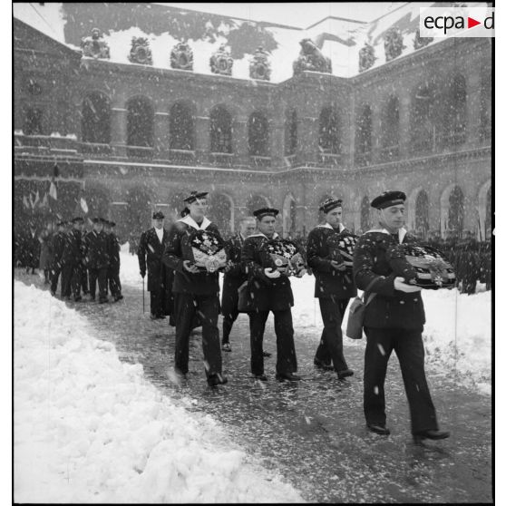 Le cortège funèbre accompagnant la dépouille du vice-amiral Le Bris.