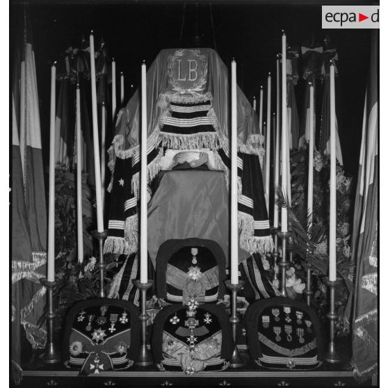 Le catafalque sur lequel se trouve le cercueil du vice-amiral Pierre Le Bris en l'église Saint-Louis des Invalides.