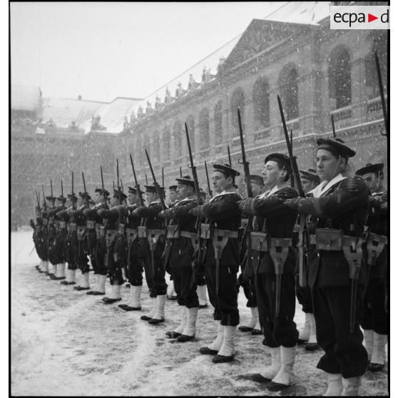 Piquet d'honneur dans la cour d'honneur de l'Hôtel national des Invalides lors des obsèques du vice-amiral Le Bris.