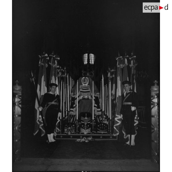 Garde d'honneur devant le catafalque supportant le cercueil du vice-amiral Pierre Le Bris en l'église Saint-Louis des Invalides.