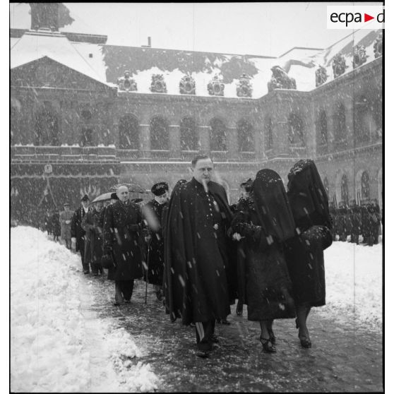 Le cortège funèbre accompagnant la dépouille du vice-amiral Pierre Le Bris.