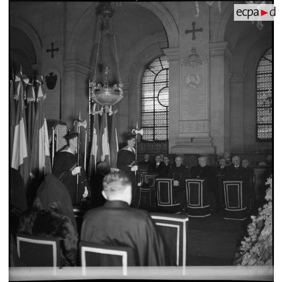 Garde d'honneur devant le catafalque supportant le cercueil du vice-amiral Pierre Le Bris en l'église Saint-Louis des Invalides.