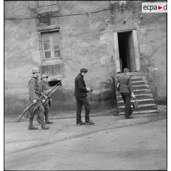 Membres d'équipage du navire marchand allemand Rostock prisonniers.