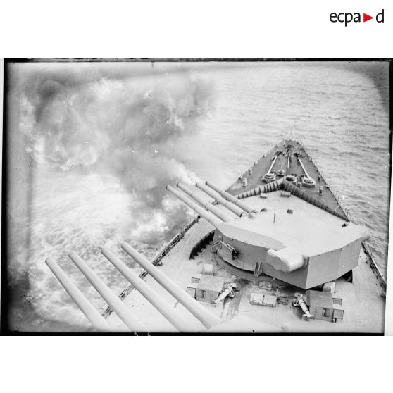 Ecole à feu : tir des deux tourelles quadruples de canons de 330 mm/modèle 1931, artillerie principale du cuirassé Dunkerque.
