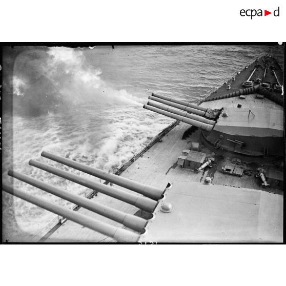 Ecole à feu : tir des deux tourelles quadruples de canons de 330 mm/modèle 1931, artillerie principale du cuirassé Dunkerque.