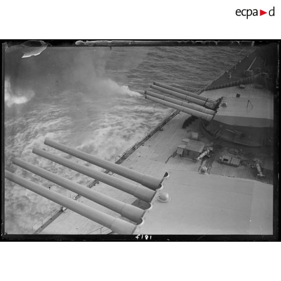 Ecole à feu : tir des deux tourelles quadruples de canons de 330 mm/modèle 1931, artillerie principale du cuirassé Dunkerque.