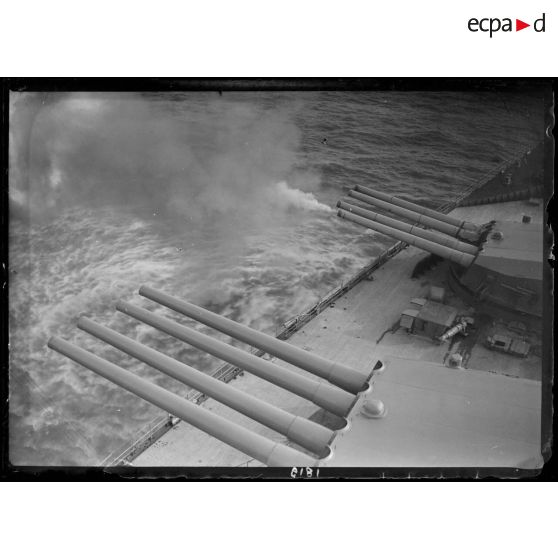 Ecole à feu : tir des deux tourelles quadruples de canons de 330 mm/modèle 1931, artillerie principale du cuirassé Dunkerque.