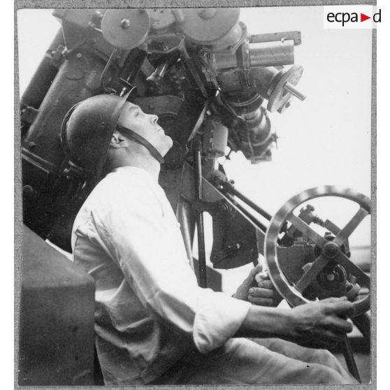 Canonnier pointeur servant un canon de 37 mm à bord du cuirassé Strasbourg.