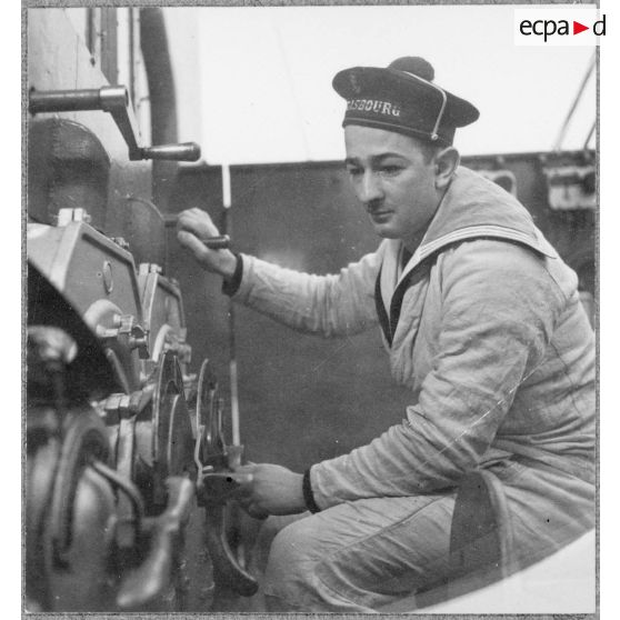 Marin à son poste à bord du cuirassé Strasbourg.