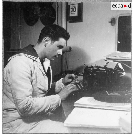 Secrétaire à bord du cuirassé Strasbourg.