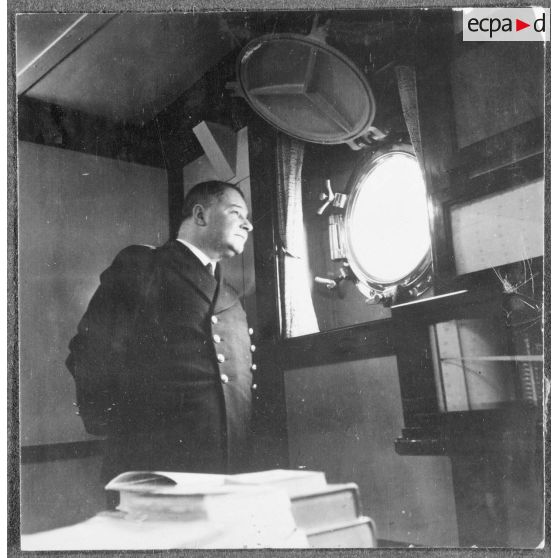 Portrait du vice-amiral d'escadre Marcel Gensoul à bord du cuirassé Dunkerque.