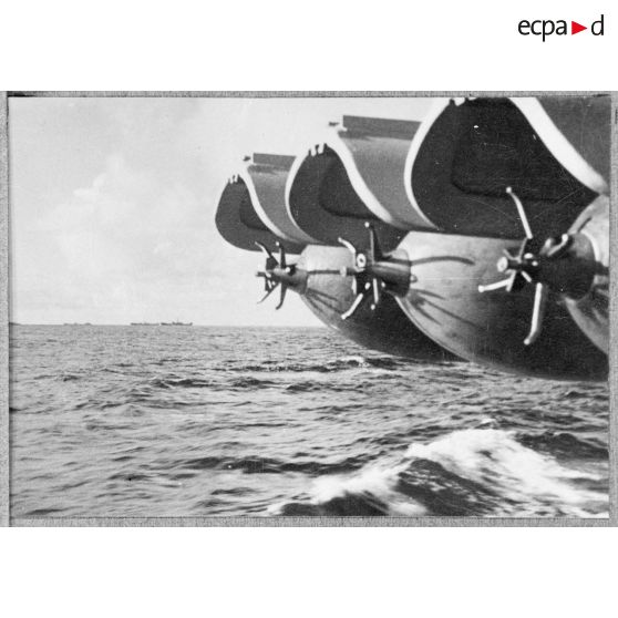 Tubes lance-torpilles de 550 mm à bord du contre-torpilleur Le Malin; les cônes de charge des torpilles sont visibles.