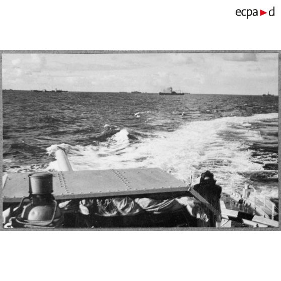 Vue d'un convoi depuis la tourelle arrière d'un canon de 138 mm à bord du contre-torpilleur Le Malin.