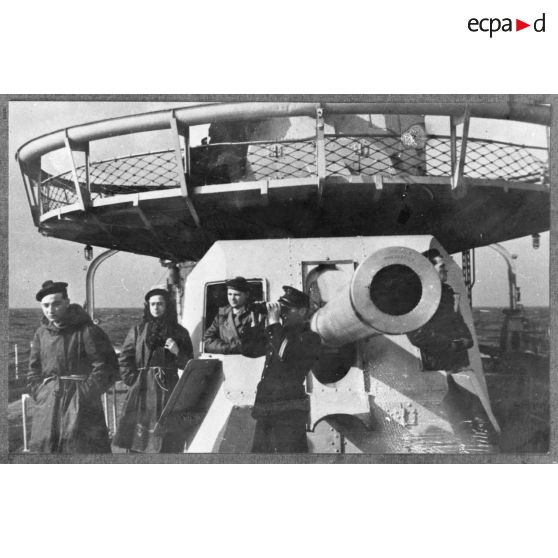 Canonniers au poste de veille sous la passerelle du contre-torpilleur Le Malin lors d'une mission de convoyage.