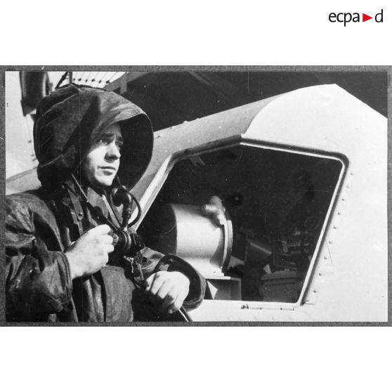 Canonnier au poste de veille près d'une tourelle du contre-torpilleur Le Malin lors d'une mission de convoyage.