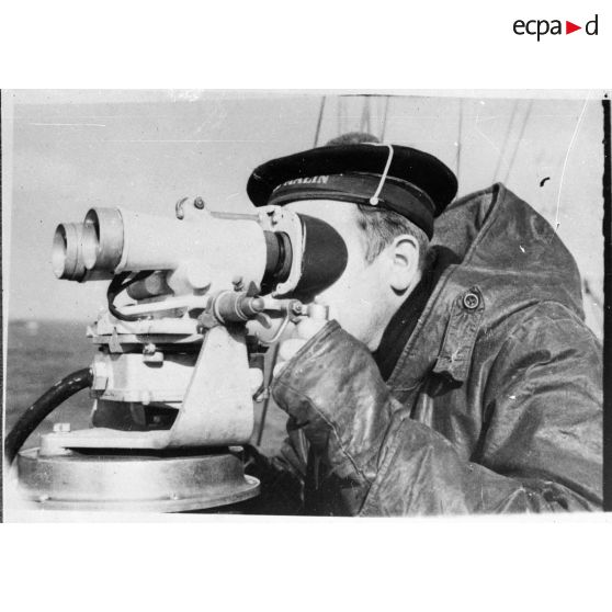 Timonier de veille à bord du contre-torpilleur Le Malin au cours d'une mission de convoyage.