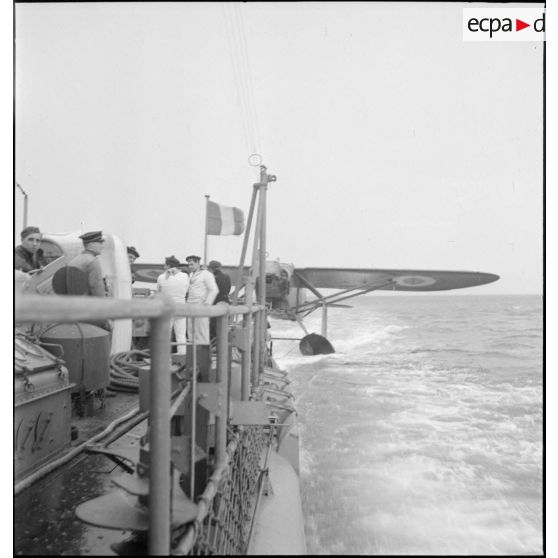 Remorquage d'un hydravion Latécoère 290 par le chasseur de sous-marins n°5 (CH 5).