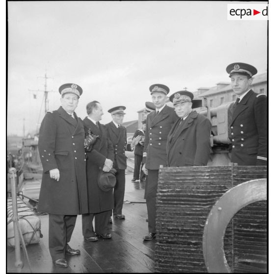Autorités de la Marine nationale en visite à bord du paquebot Ville d'Alger dans le port de Toulon.