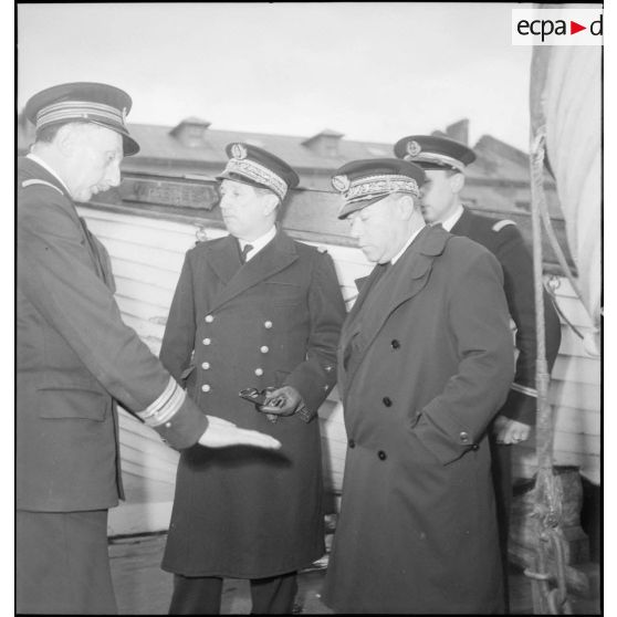 Autorités de la Marine nationale en visite à bord du paquebot Ville d'Alger dans le port de Toulon.