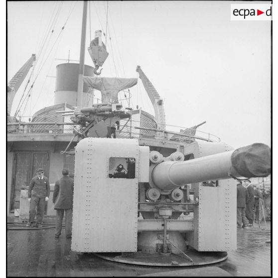 Armement du paquebot Ville d'Alger dans le port de Toulon.