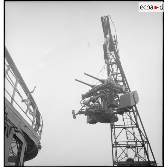 Armement du paquebot Ville d'Alger dans le port de Toulon.