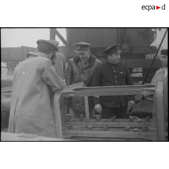 Officiers français, britanniques et journalistes sur le pont d'un navire.