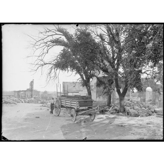 Maurupt-le-Montois, Marne, ruines des combats de septembre 1914. Hôtel de ville au premier plan. [légende d'origine]
