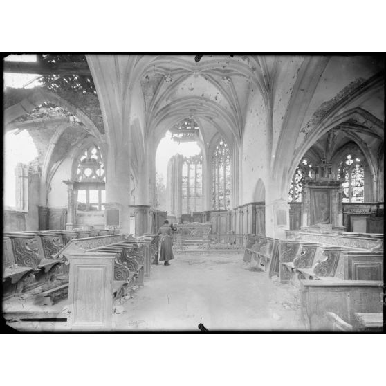 Beauzée sur Aire (Meuse) : église, vue prise vers le choeur. [légende d’origine]