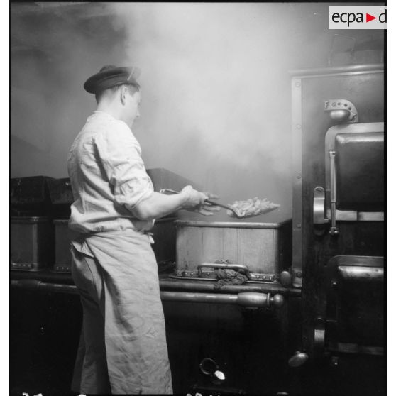 Marin cuisinier à bord du croiseur (ou cuirassé) Dunkerque.