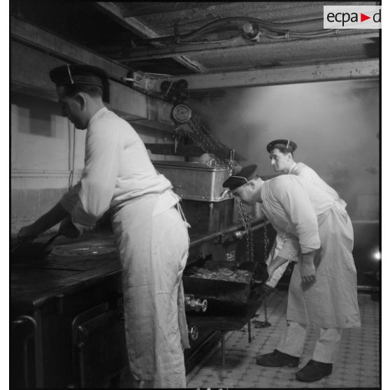 Marins cuisiniers dans les cuisines du croiseur (ou cuirassé) Dunkerque.
