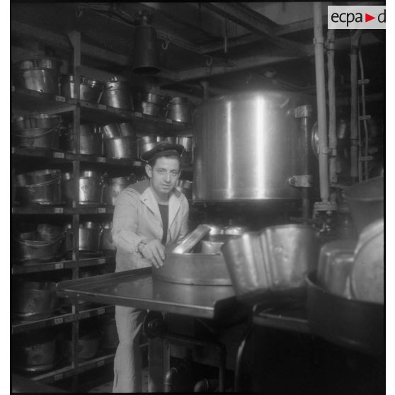 Portrait d'un marin dans la "gamellerie" du croiseur (ou cuirassé) Dunkerque.