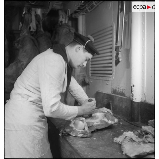 Marin boucher dans les cuisines du croiseur (ou cuirassé) Dunkerque.