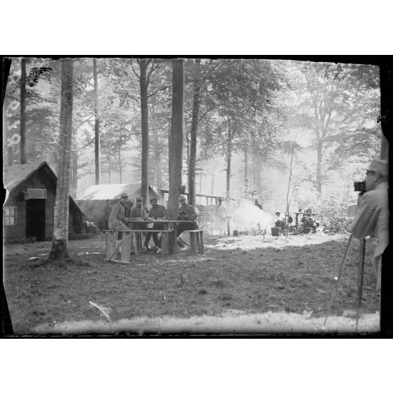 Forêt d'Argonne : croix de pierre, le terrain des combats du 82e d'infanterie. [légende d'origine]