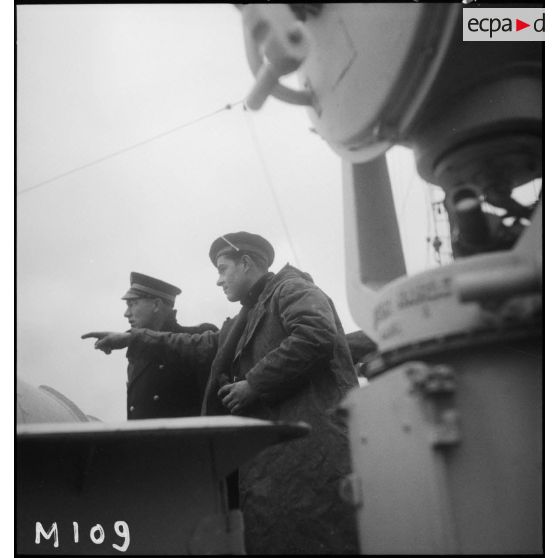 Le timonier, de quart à la passerelle, désigne un point sur l'horizon à un enseigne de vaisseau à bord de l'aviso  Amiral Mouchez au large de Dunkerque.