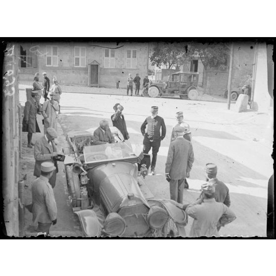 Clermont-en-Argonne : le général Sarrail recevant la mission anglaise destinée à étudier les régions ravagées de la Marne et de la Meuse pour envoyer des secours aux agriculteurs. Composée de Lord Northbrook, de M. Adeau et de M. Aderson. [légende d'origine]