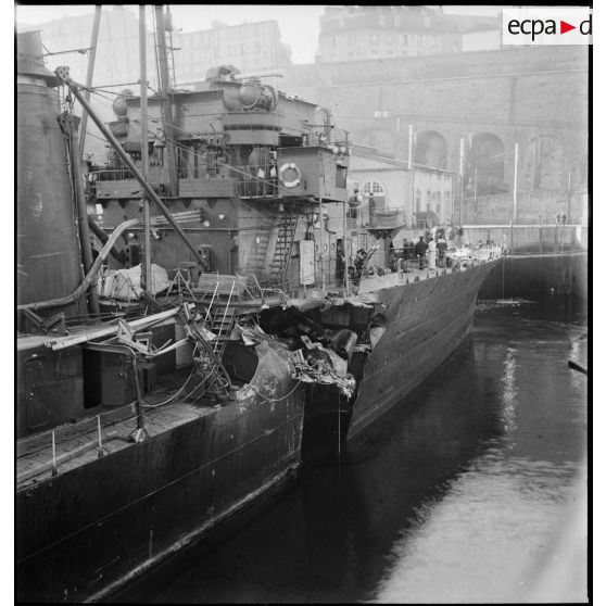 Vue tribord du contre-torpilleur Jaguar endommagé : voie d'eau et brèche causées par l'étrave du HMS Keppel sur la coque du navire français.